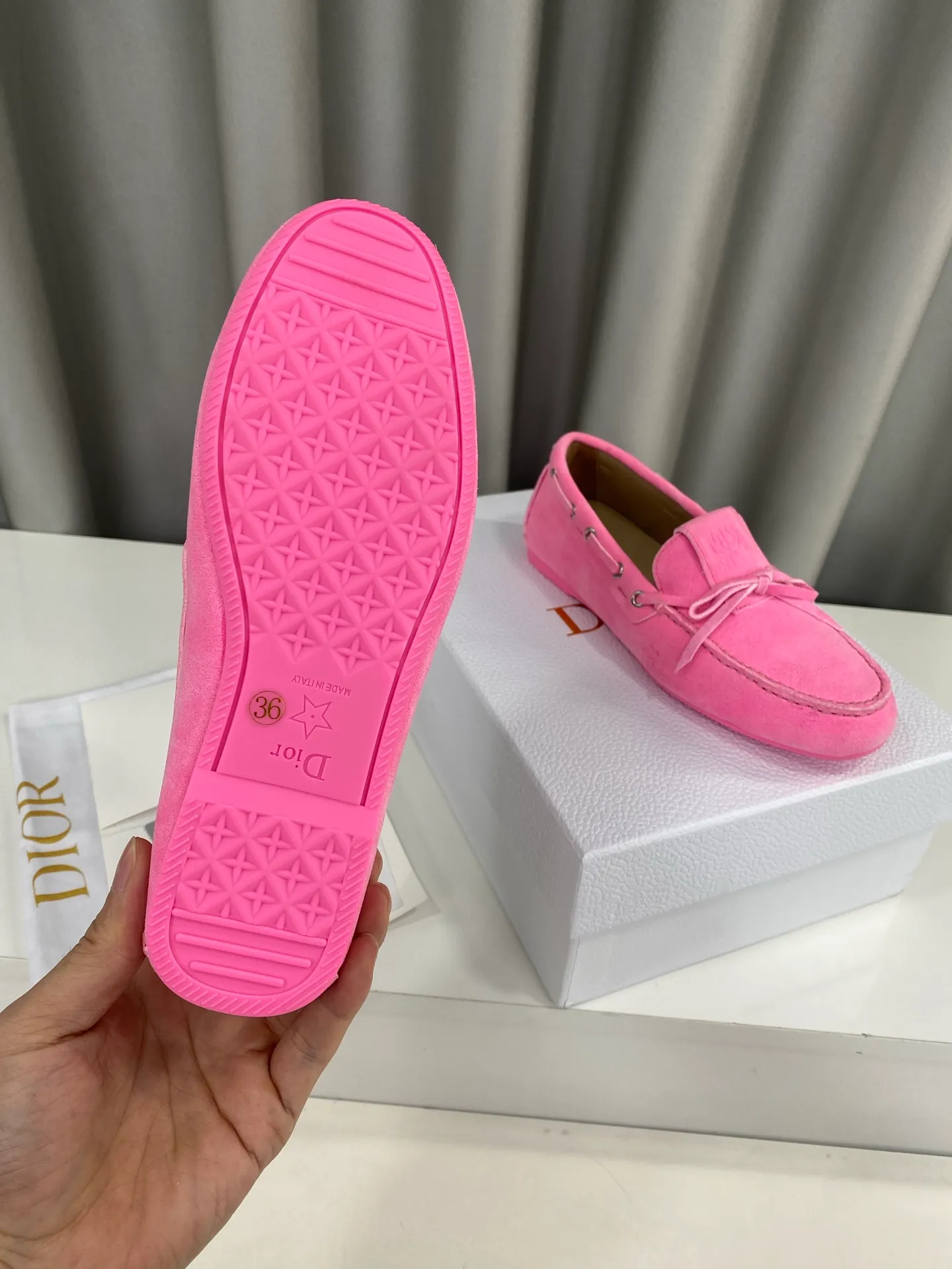 👟👟Ex-factory price 480👟👟 Women's shoes Women's clothing "Exclusive top version" DIOR Dior~25vs spring and summer popular casual flat loafer series... A shoe that does not conflict with shirts, simple partition design, a spring must-have, can be worn with any pants or skirt, very comfortable and beautiful on the feet... ❶Fabric: Original customized cow suede ❷Inner: Original customized sheepskin ❸Feet: sheepskin ❹Outsole: original molded wear-resistant rubber ❺Number of codes: 35-39 (40 customizations are non-refundable) ❻Packaging: Original full set of packaging ☀Color: 5 colors available simultaneously on the official website